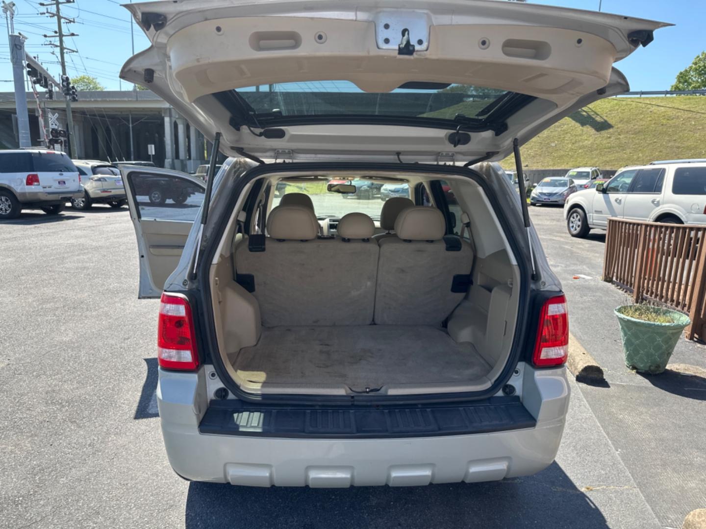 2008 WHITE Ford Escape XLT 2WD I4 (1FMCU03Z28K) with an 2.3L L4 DOHC 16V engine, 4-Speed Automatic Overdrive transmission, located at 5700 Curlew Drive, Norfolk, VA, 23502, (757) 455-6330, 36.841885, -76.209412 - Photo#13